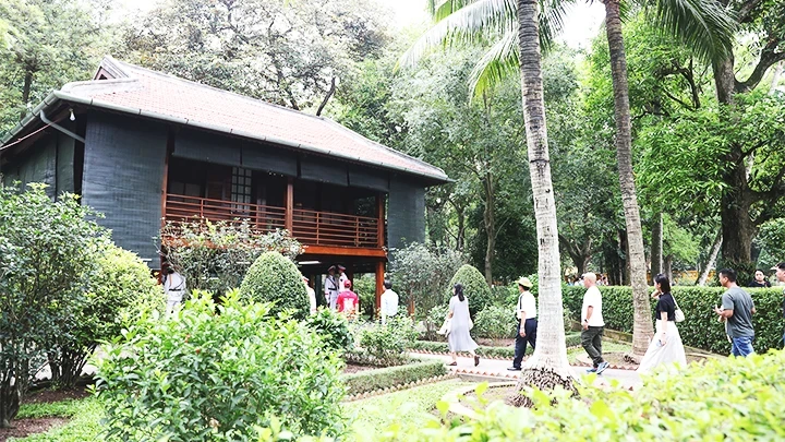 People visit President Ho Chi Minh's stilt house at the Presidential Palace in Hanoi. (Photo: KHIEU MINH)