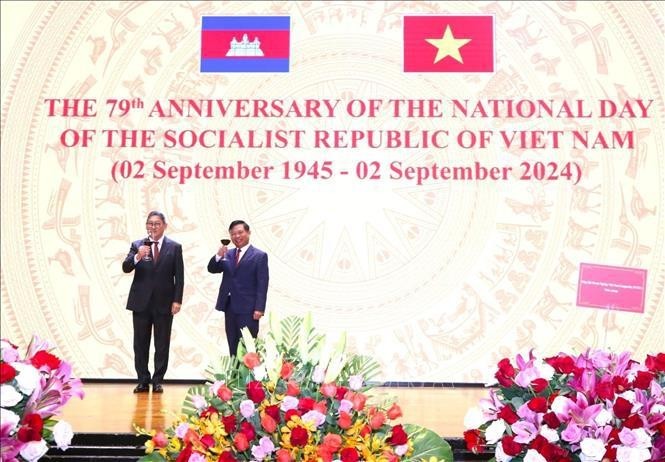 Vietnamese Ambassador to Cambodia Nguyen Huy Tang (R) and Cambodian Deputy Prime Minister and Minister of Foreign Affairs and International Cooperation Sok Chenda Sophea at the ceremony. (Photo: VNA) 