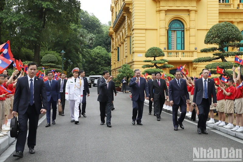 General Secretary of the Communist Party of Vietnam (CPV) Central Committee and President To Lam and General Secretary of the Lao People's Revolutionary Party (LPRP) Central Committee and President of Laos Thongloun Sisoulith at the welcome ceremony in Hanoi on September 10. (Photo: NDO)