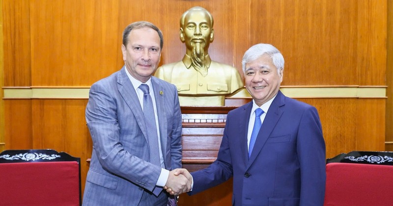 President of the Vietnam Fatherland Front Central Committee Do Van Chien (R) and Alexander Shkolnik Vice Chairman of the Civic Chamber of the Russian Federation, Hanoi, September 10. (Photo: VNA) 