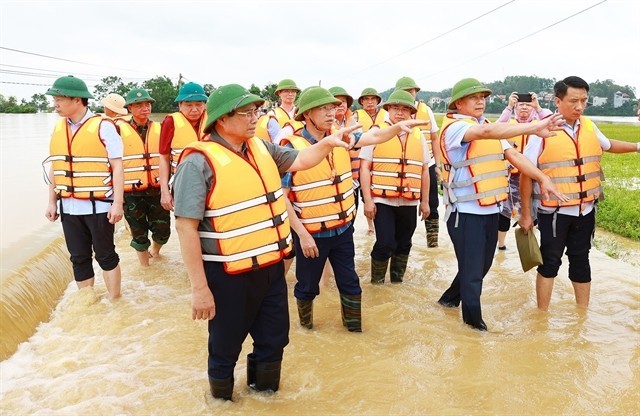 Prime Minister Pham Minh Chinh inspects the floods in Van Ha commune of Viet Yen township in the northern province of Bac Giang. (Photo: VNA) 