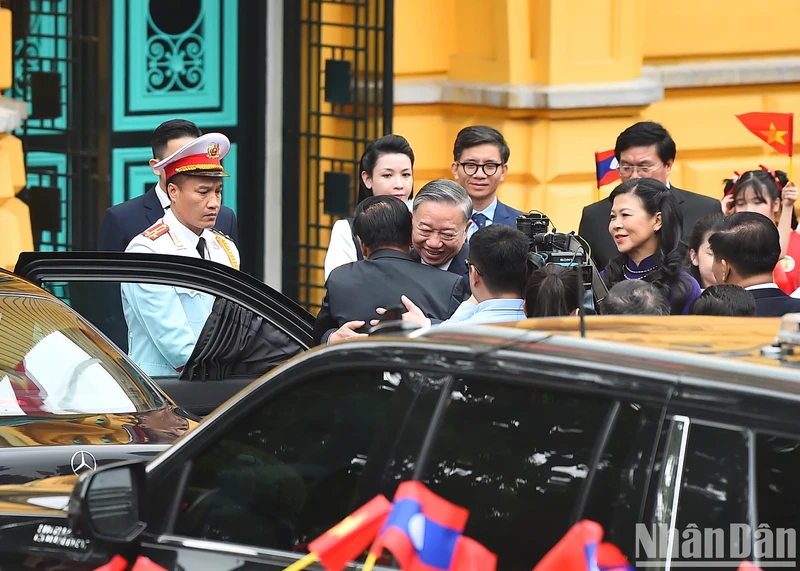 Party General Secretary and State President To Lam holds a welcomes ceremony for General Secretary of the Lao People's Revolutionary Party (LPRP) Central Committee and President of Laos Thongloun Sisoulith in Hanoi on September 10 morning (Photo: NDO)