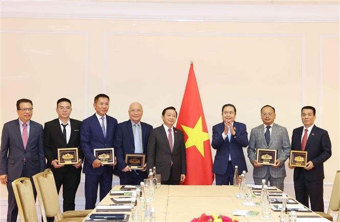 National Assembly Chairman Tran Thanh Man (third from the right) presents souvenirs to representatives of the Vietnam Business Association in the Russia. (Photo: VNA) 