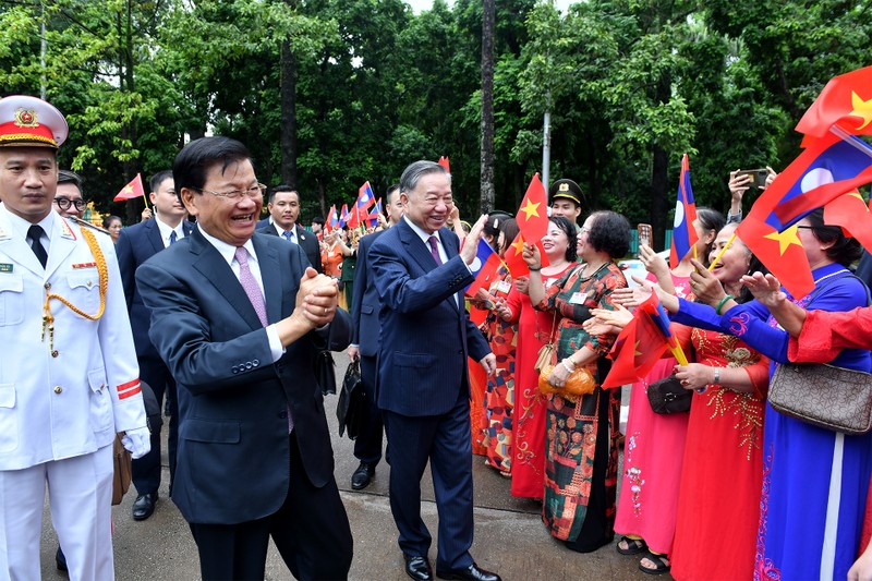 Hanoi’s people enthusiastically welcome Party General Secretary and President To Lam and Lao Party General Secretary and President Thongloun Sisoulith.