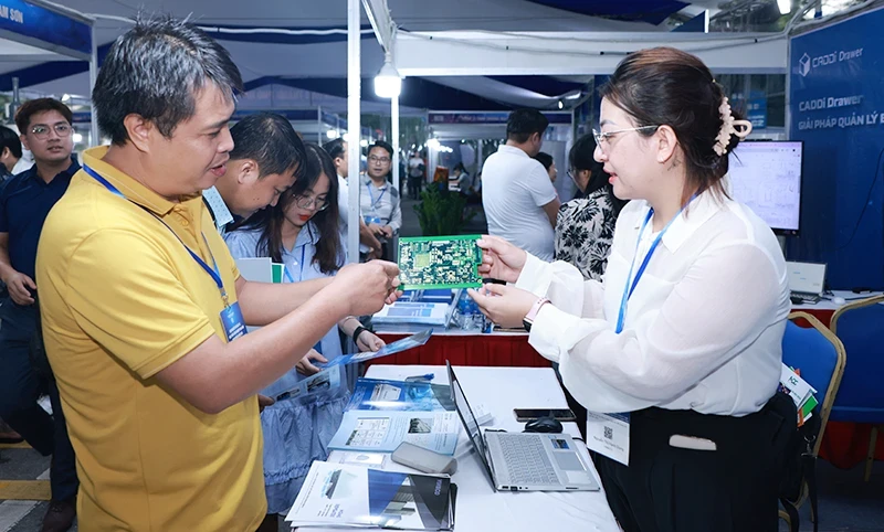 At the 2024 Hanoi Semiconductor Technology Investment Connection Day