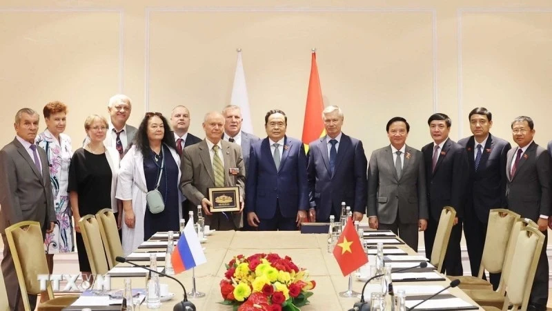 National Assembly Chairman Tran Thanh Man and representatives from the Russia-Vietnam Friendship Association and the Association of Russian Veterans in Vietnam in a group photo. (Source: VNA)