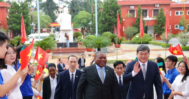 Mozambican President Filipe Jacinto Nyusi tours the Ho Chi Minh National Academy of Politics (HCMA) in Hanoi on September 10 (Photo: VNA) 