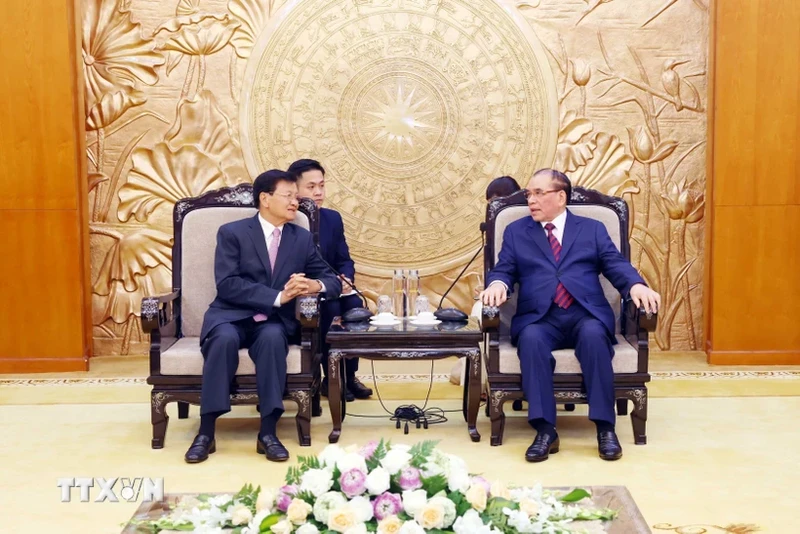 Lao Party General Secretary and President Thongloun Sisoulith visits former General Secretary of the Communist Party of Vietnam Nong Duc Manh in Hanoi on the afternoon of September 10. (Photo: VNA) 