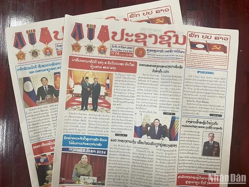 The Pasaxon Newspaper editions on September 6 and 9 featured articles praising Vietnam's support. (Photo: HAI TIEN)