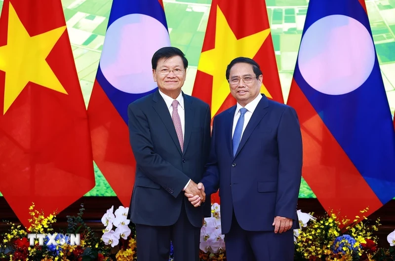 PM Pham Minh Chinh (R) and Party General Secretary and President of Laos Thongloun Sisoulith (Photo: VNA) 