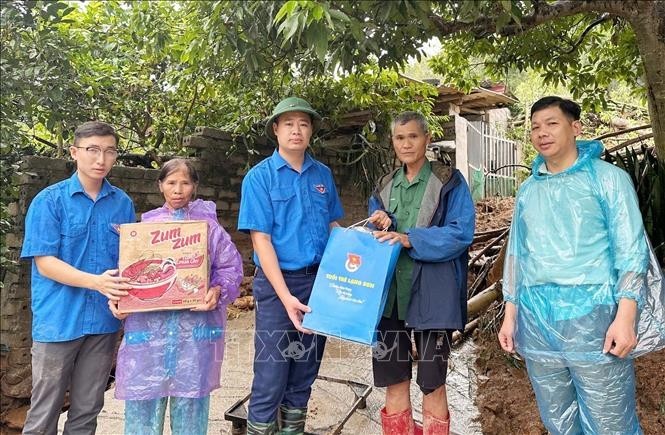 Emergency aid is delivered to Yagi-hit families in the northern province of Lang Son. (Photo: VNA) 