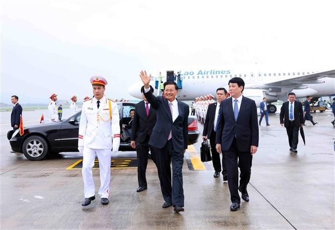 General Secretary of the Lao People’s Revolutionary Party Central Committee and President of Laos Thongloun Sisoulith (centre) arrives at Noi Bai International Airport in Hanoi on September 10 morning. (Photo: VNA)