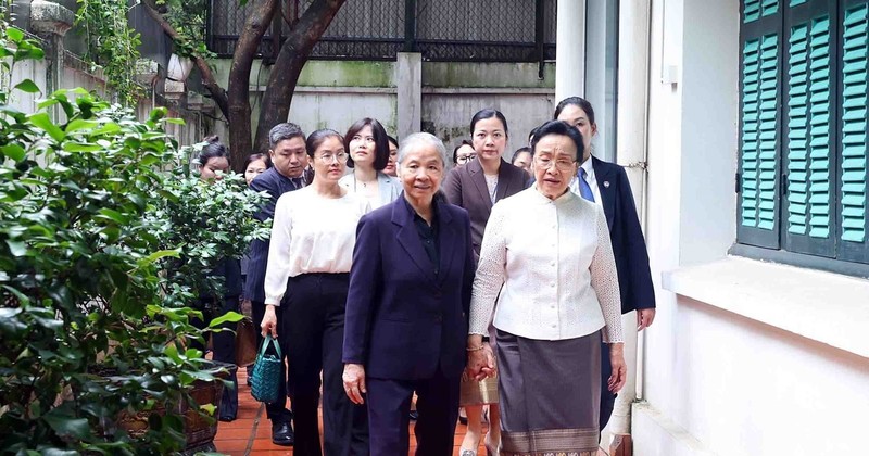 Naly Sisoulith, the spouse of General Secretary of the Lao People's Revolutionary Party Central Committee and President of Laos Thongloun Sisoulith visits Ngo Thi Man, the widow of late General Secretary of the Communist Party of Vietnam Central Committee Nguyen Phu Trong. (Photo: VNA) 