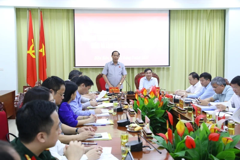 NA Vice Chairman Tran Quang Phuong speaks at the meeting.