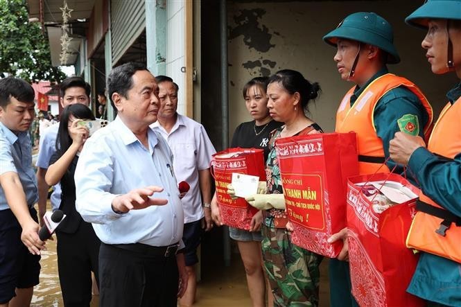 NA Chairman Tran Thanh Man presents gifts to residents in Nga My commune of Phu Binh district in Thai Nguyen province. (Photo: VNA) 