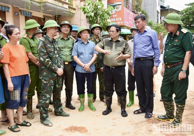 PM Pham Minh Chinh examines the settlement of downpour and flooding consequences in Yen Bai city, Yen Bai province, on September 12. (Photo: NDO)