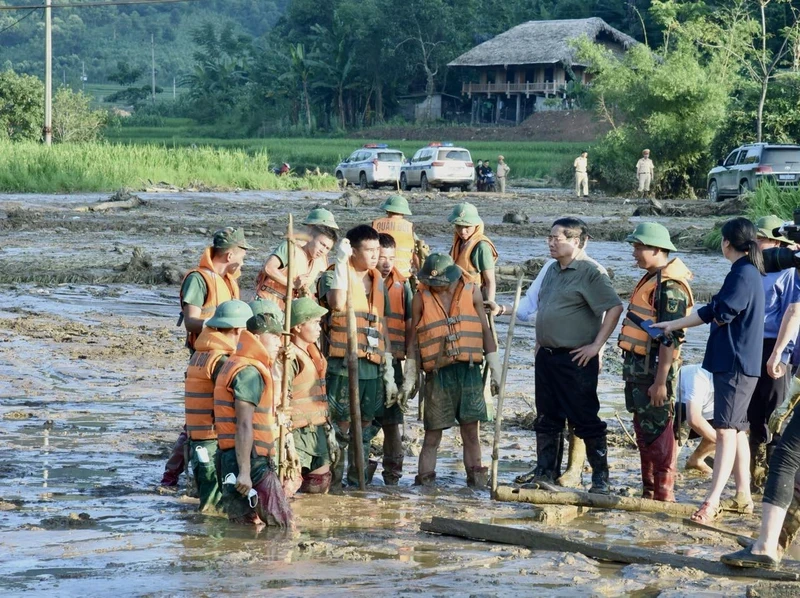 Prime Minister Pham Minh Chinh during his on-site inspection of the search and rescue operation in Lao Cai province's Lang Nu village, which was hit by a devastating landslide that buried 37 households and left 95 people dead or missing, on September 12 afternoon. (Photo: NDO)