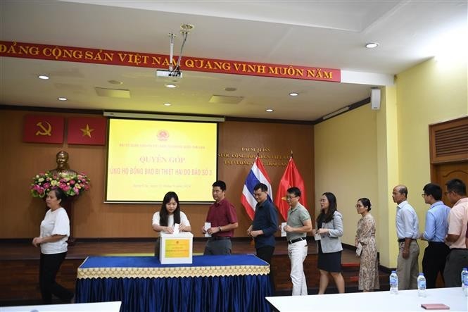 Staff at Vietnamese Embassy in Thailand and other organisations at the fundraising event. (Photo: VNA) 