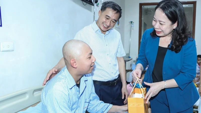 Vice President Vo Thi Anh Xuan hands out gifts to the children receiving treatment at the Institute.