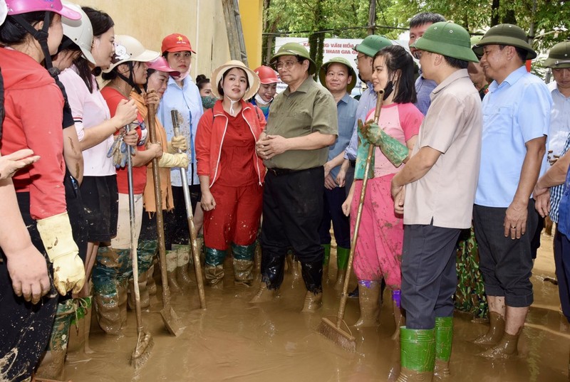 PM Pham Minh Chinh visits and encourages teachers of Hoa Lan Kindergarten in Yen Bai City, who are engaged in cleaning up the mud and debris left by the heavy rains and flooding.