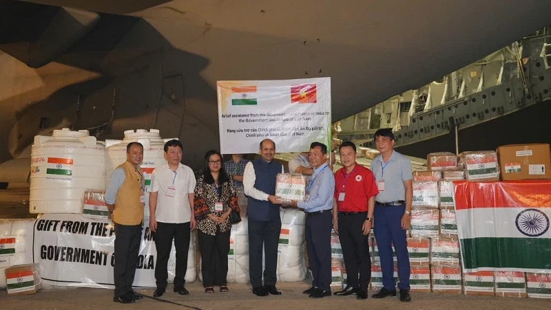 Indian Ambassador to Vietnam Sandeep Arya hands over the relief supplies to a representative of the Ministry of Agriculture and Rural Development.