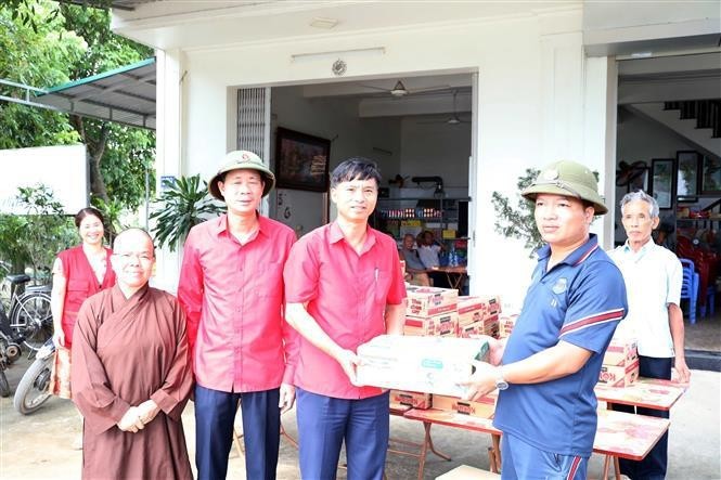 Relief aid is presented to households in Ha Nam province. (Photo: VNA) 