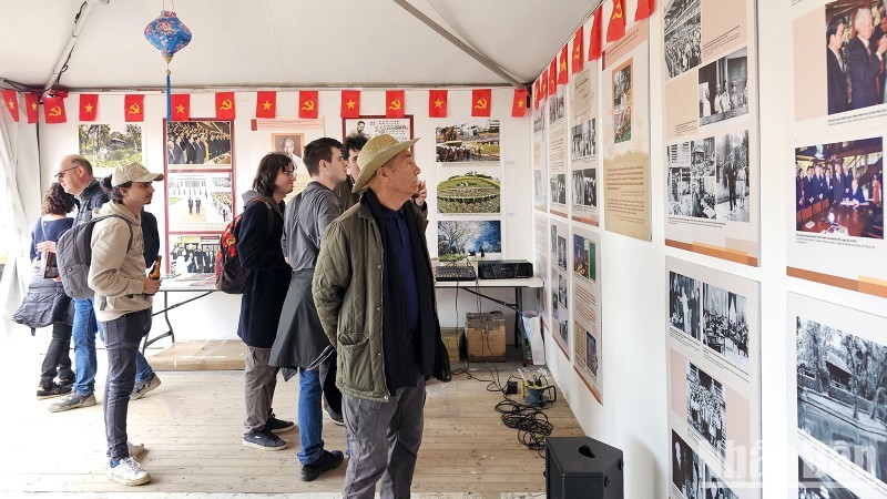 International friends were impressed with the valuable images and documents about President Ho Chi Minh and the special supplement of Nhan Dan Newspaper on May 7, 2024, which featured a panoramic painting of the Dien Bien Phu Campaign.