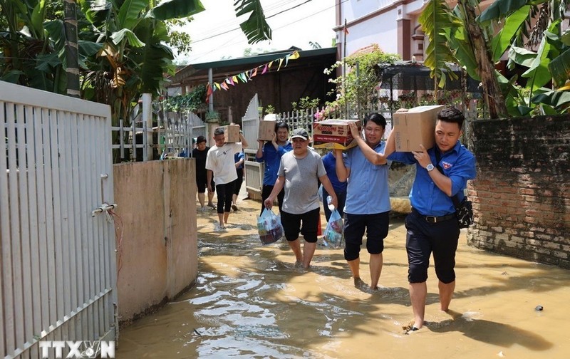 Representatives of the VNA's Ho Chi Minh Communist Youth Union chapter and Communications Development Centre deliver relief to residents in Ha Hoa district, Phu Tho province, on September 14. (Photo: VNA) 