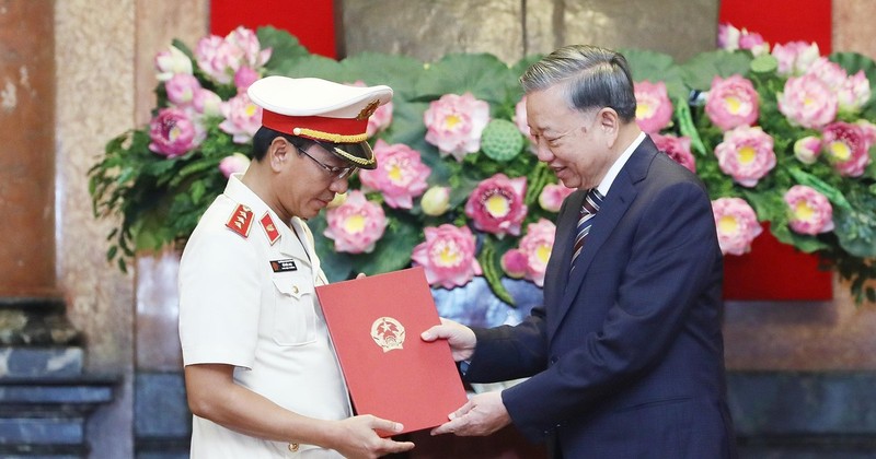 Party General Secretary and President To Lam (right) hands over the decision to appoint Ho Duc Anh as Deputy Prosecutor General of the Supreme People’s Procuracy on September 16. (Photo: VNA)