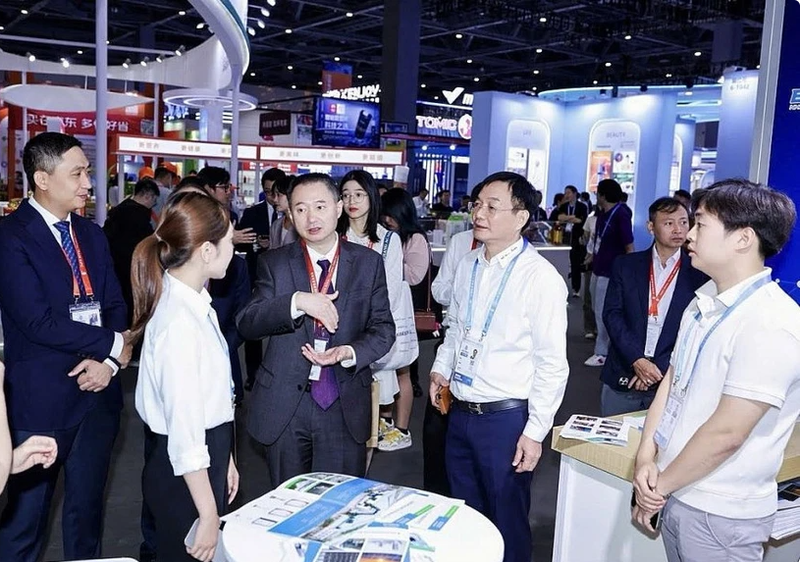 Vietnamese and Chinese officials visit booths of Vietnamese enterprises at the third GDTE. (Photo: thoibaotaichinhvietnam.vn) 