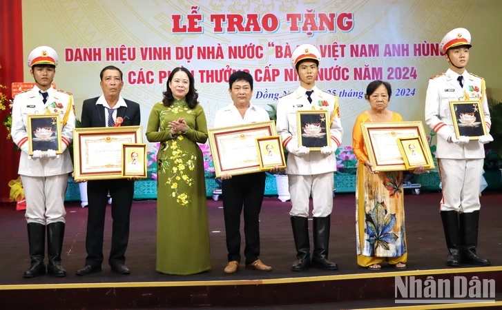 Vice President Vo Thi Anh Xuan awards the Vietnamese Heroic Mother title to the families of three mothers.