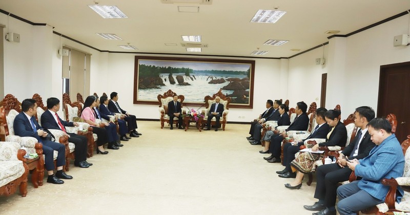 A delegation of the Communist Party of Vietnam (CPV) Central Committee’s Commission for Information and Education on September 25 pays a courtesy visit to Khamphanh Pheuyavong, Secretary of the Lao People’s Revolutionary Party (LPRP) Central Committee and head of its Commission for Propaganda and Training. (Photo: VNA) 