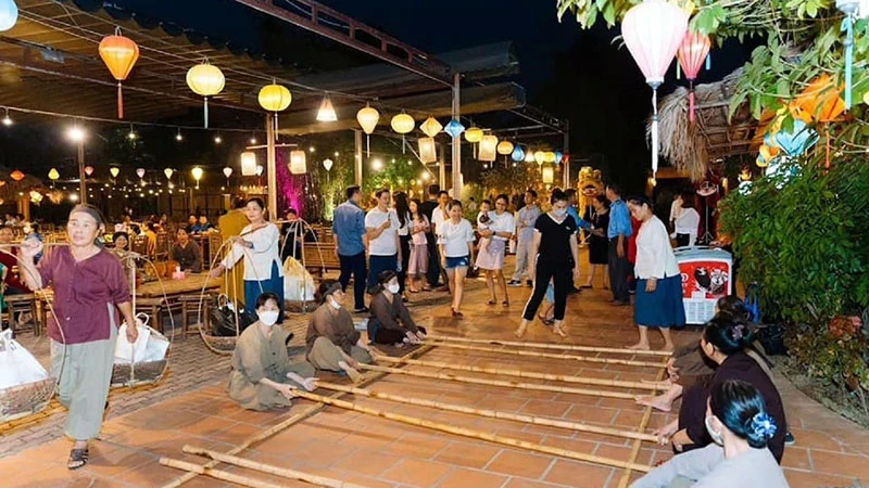 Tourists explore the space of the countryside market and experience traditional folk games while enjoying the "Tinh hoa Bac Bo" (The Quintessence of Tonkin) show. (Source: Tinh hoa Bac Bo Fanpage)