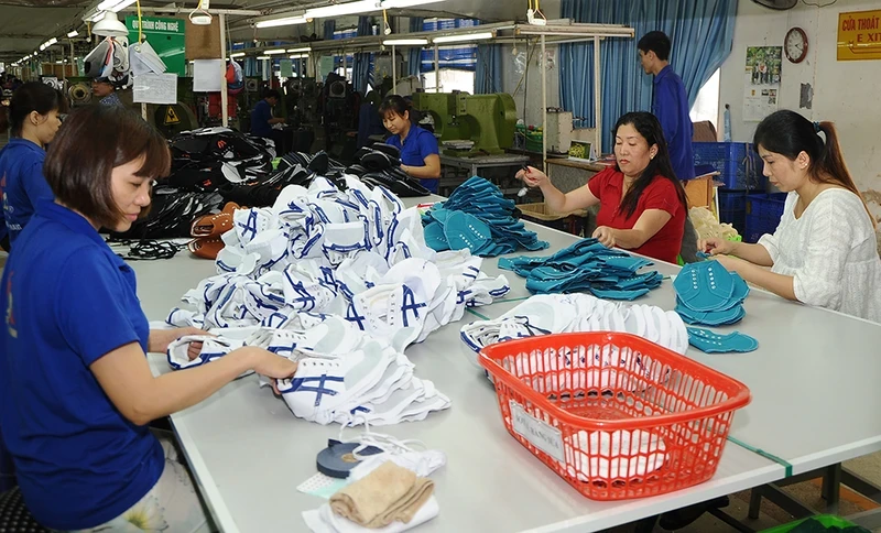 The footwear industry primarily outsources and relies heavily on foreign supply chains for raw materials. (Photo: NGUYET ANH)