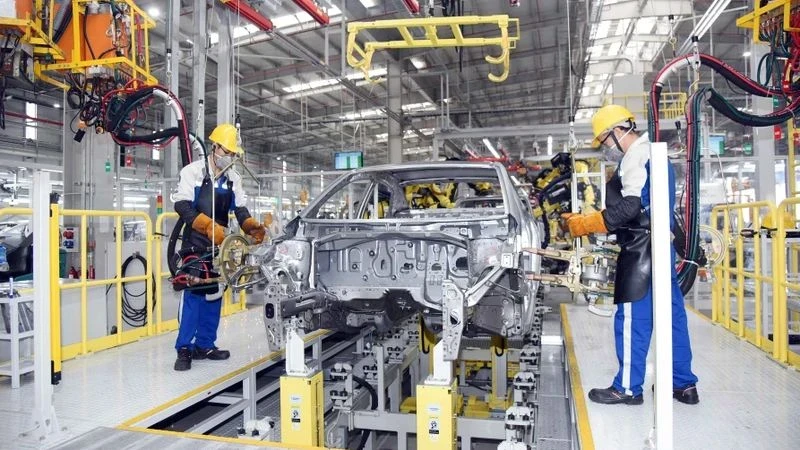 Workers at the Hyundai Thanh Cong automobile manufacturing and assembly plant (Ninh Binh Province) operate the car assembly and production line. (Photo: ANH AN)