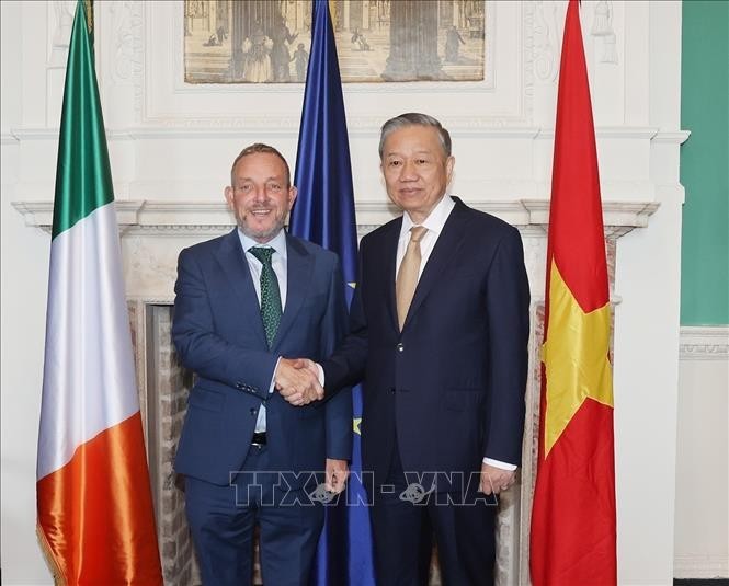 Party General Secretary and State President To Lam (R) meets Jerry Buttimer, Cathaoirleach of the Seanad Éireann (speaker of the upper house) of Ireland in Dublin on October 3. (Photo: VNA)