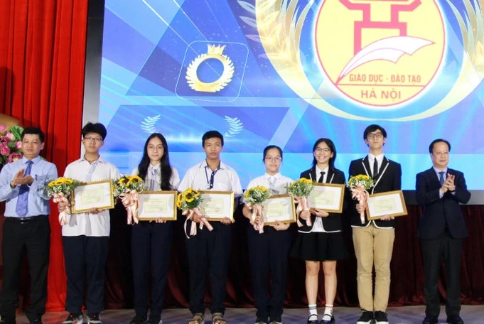 Six members of the Hanoi students’ team for the 2024 IJSO (middle) and leaders of the Hanoi Municipal Department of Education and Training pose for a photo.