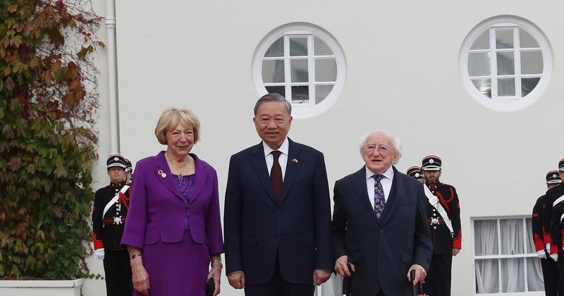 Irish President Michael D. Higgins (R) and his spouse chair an official welcome ceremony for General Secretary of the Communist Party of Vietnam Central Committee and State President To Lam (R). (Photo: VNA) 