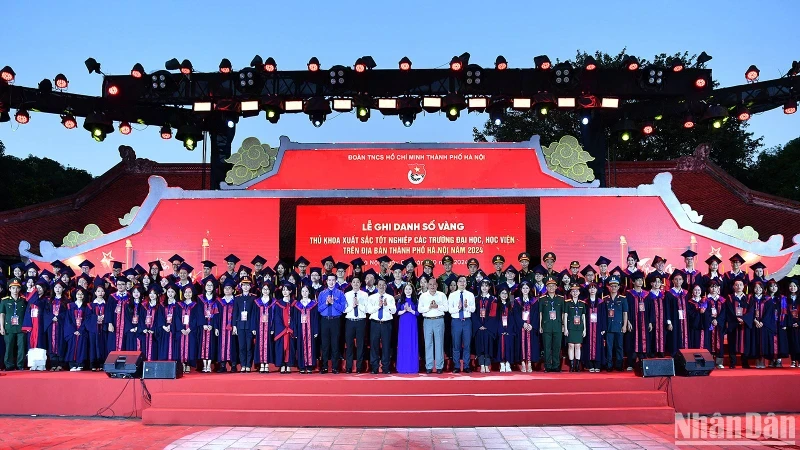 Representatives from the leadership of Hanoi and related departments, agencies, and organisations and the 100 outstanding valedictorians of 2024.