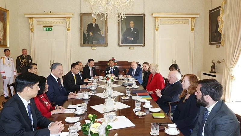 The talks between Party General Secretary and President of Vietnam To Lam (third, left) and President of Ireland Michael Higgins (third, right) in Dublin on October 2. (Photo: VNA) 