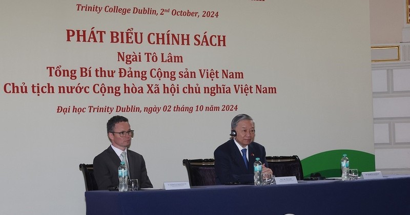 General Secretary of the Communist Party of Vietnam Central Committee and State President To Lam (R) delivers a policy address themed Vietnam – Ireland Friendship and Cooperation: A Vision for a New Era of Peace, Cooperation, and Development at Trinity College Dublin (Photo: VNA)