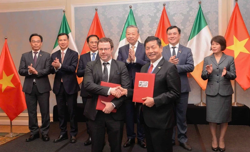 The exchange of a memorandum of discussion regarding collaboration between FPT University and ADAPT Research Centre at Dublin City University in Dublin on October 3. (Photo: Xuan Ky)