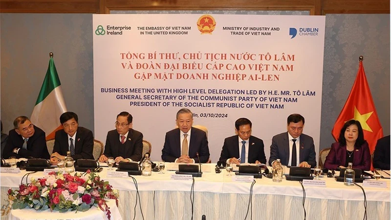 Party General Secretary and State President To Lam (centre) at the meeting with Irish businesses in Dublin on October 3. (Photo: VNA) 