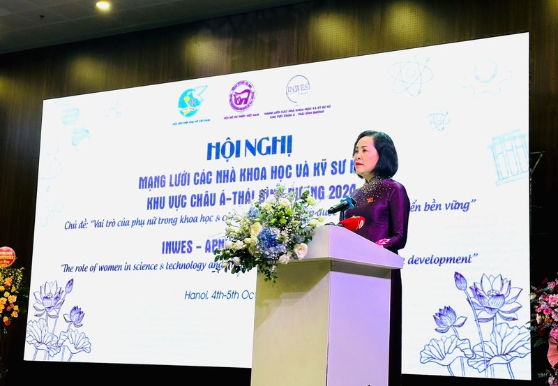 Vice Chairwoman of the National Assembly Nguyen Thi Thanh gives remarks at the conference.