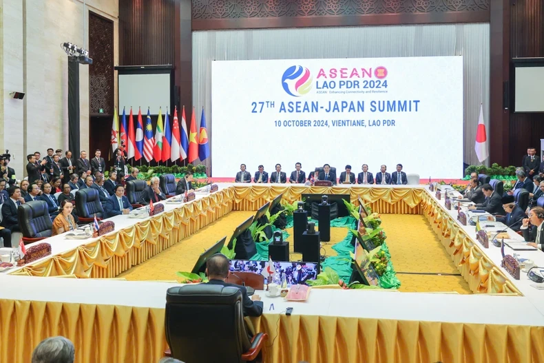 At the 27th ASEAN - Japan Summit in Vientiane on October 10. (Photo: VGP)