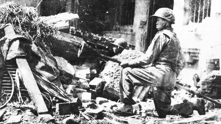 Soldier Tran Thanh holds a three-pronged bomb, ready to destroy enemy tanks on the streets of Hanoi on December 23, 1946. (Photo: NGUYEN BA KHOAN)