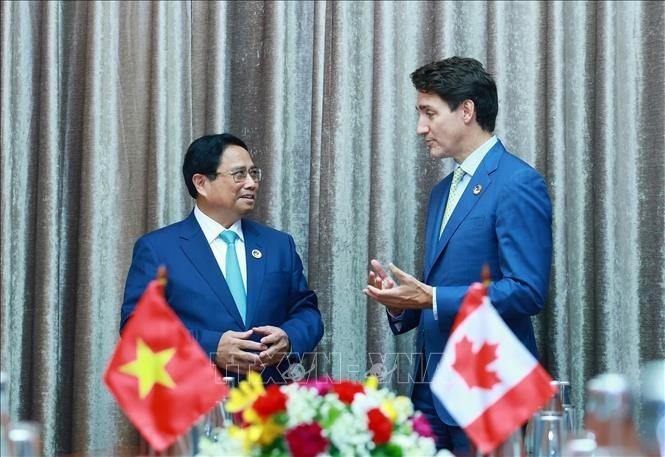 PM Pham Minh Chinh (L) and his Canadian counterpart Justin Trudeau. (Photo: VNA) 