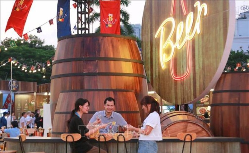 Visitors enjoy Belgian beer at the Belgian Culture & Food Festival 2023 (Photo: VNA) 