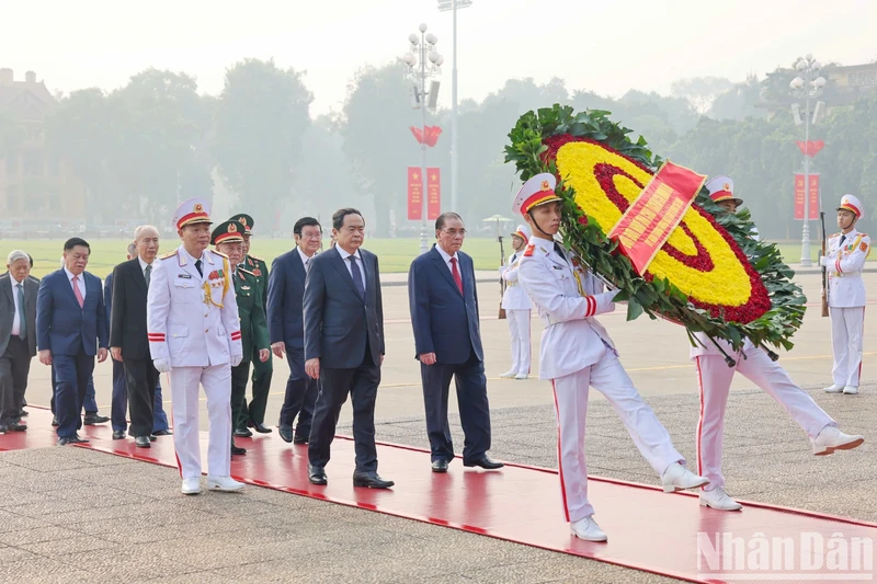 Leaders and former leaders of the Party, State, National Assembly, Government, and the Vietnam Fatherland Front Central Committee pay tribute to President Ho Chi Minh on October 10. (Photo: VNA) 