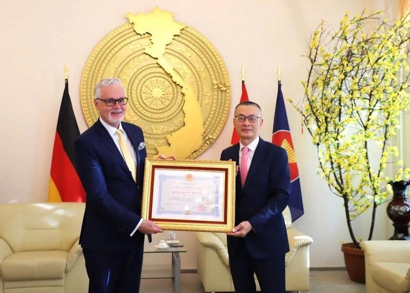 Vietnamese Ambassador to Germany Vu Quang Minh (R) presents the Friendship Order to Dr. Guido Hildner, former Ambassador of Germany to Vietnam, in Berlin on October 9. (Photo: VNA)